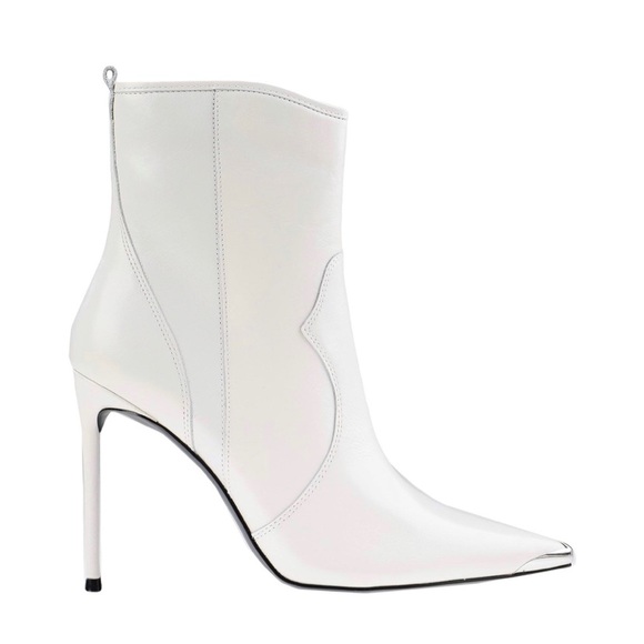 Steve Madden Shoes - 👢 Winnie Harlow Steve Madden Tina Bootie Sz 6